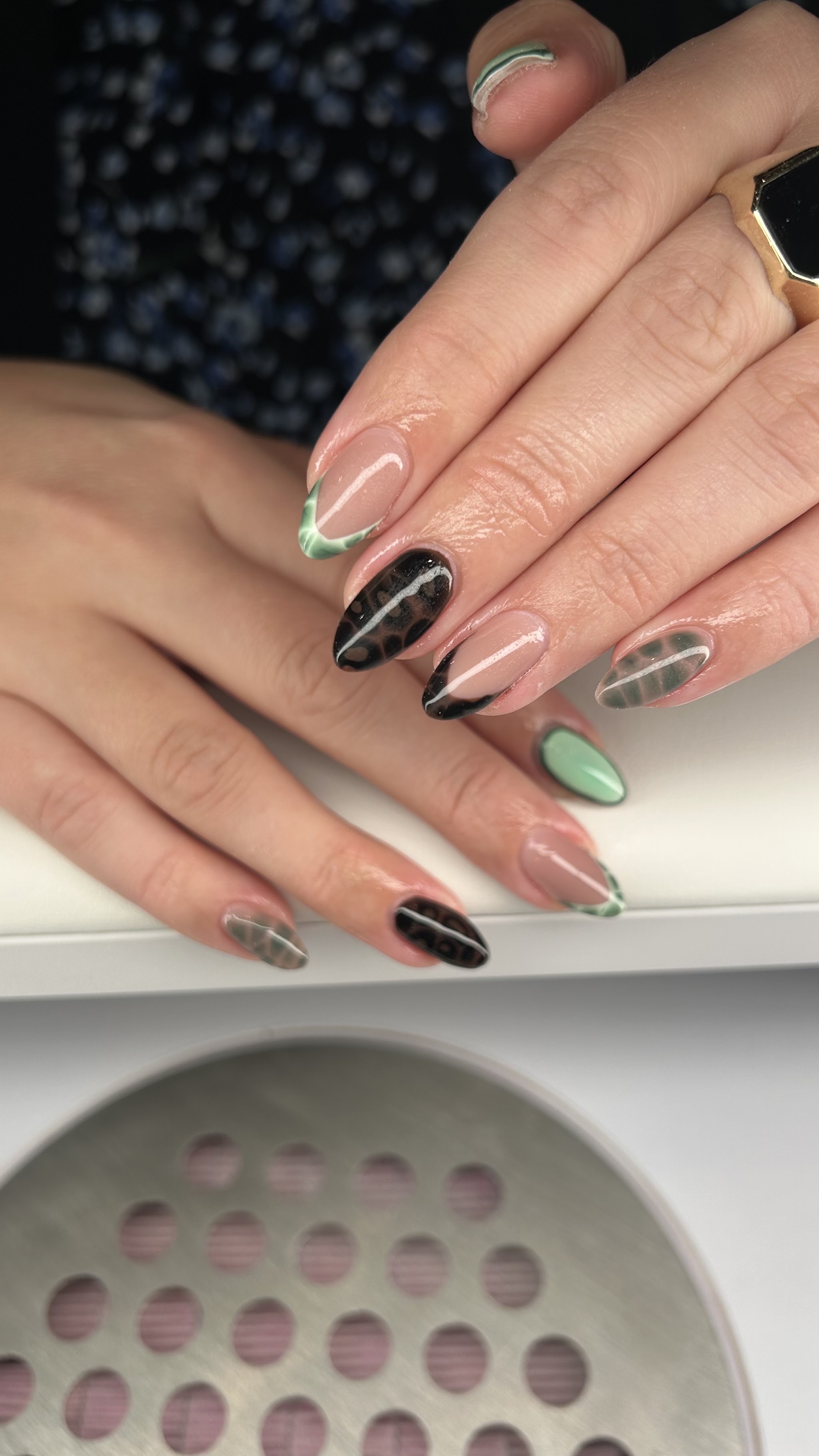 Nailart in zwart, groen en ruitjes