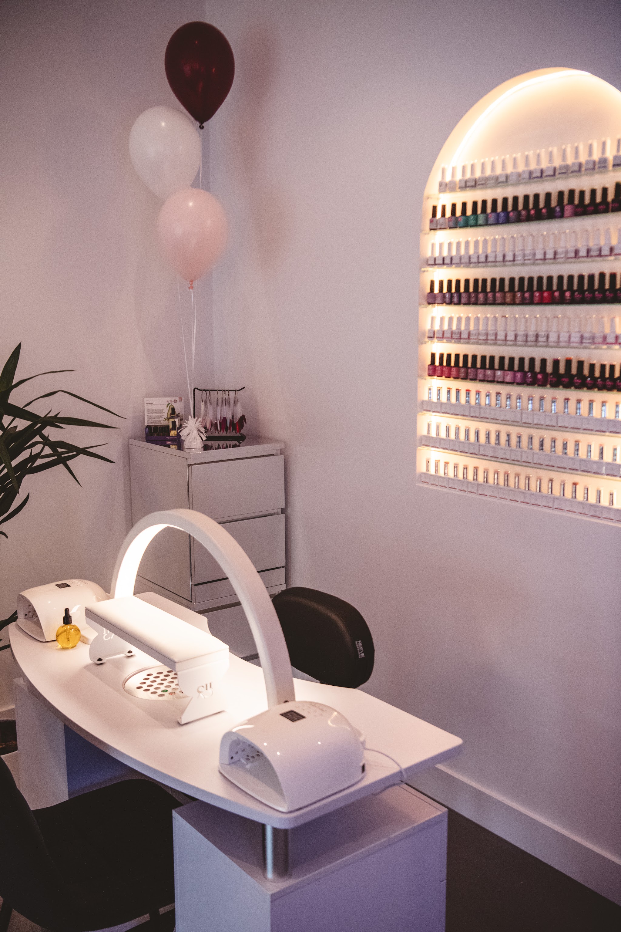 De nageltafel met lamp voor de gewelfde wand vol gellak