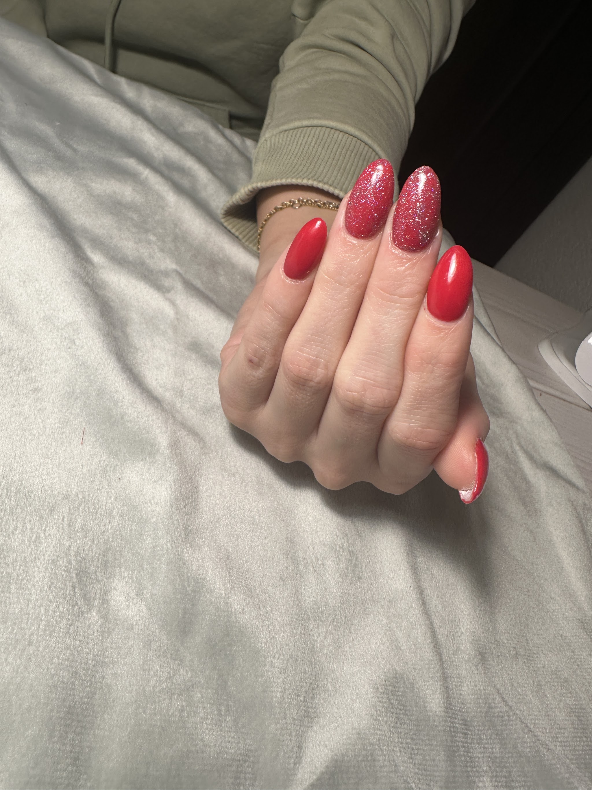Rode amandelnagels met glitter