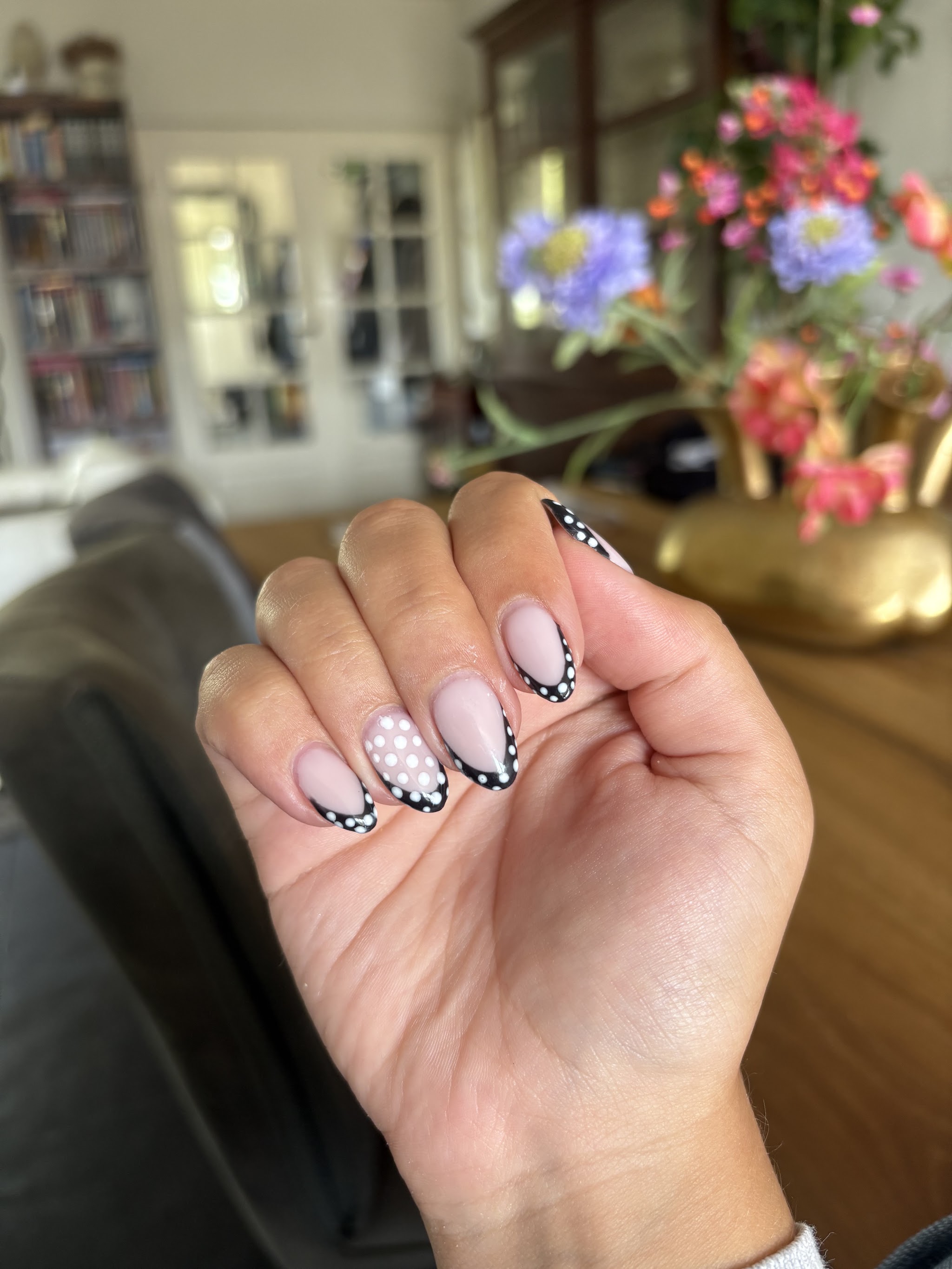 Nude nagels met zwarte french en stippen
